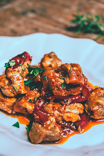 Würzige Bio-Hühnerpfanne